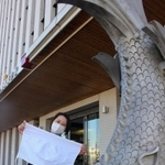 マスクを着けたしゃちほこと、考案した山本理沙巡査長。週に１、２回は交換している＝姫路署