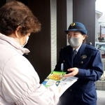 詐欺グループの名簿に掲載のあった世帯を訪問し、注意を呼び掛ける姫路署員＝姫路市内