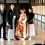 「ロの渡櫓」で両親と写真に納まる菊一紗貴子さんと圭大さん＝姫路城