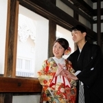 「乾小天守」で写真に納まる菊一紗貴子さんと圭大さん＝姫路城