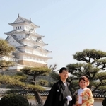 大天守を背景に写真に納まる菊一紗貴子さんと圭大さん＝姫路城