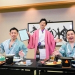 動画のロケで姫路の観光地を訪ねたミルクボーイの２人と「天津」の木村卓寛さん＝中央＝（姫路観光コンベンションビューロー提供）
