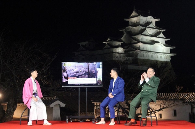 姫路城の大天守をバックにネタ作り旅行の思い出を語るお笑いコンビのミルクボーイ（右）と、「天津」の木村卓寛さん＝姫路市本町、姫路城