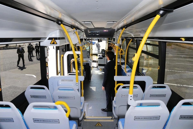 燃料電池バスの車内。通常のバスよりは窓ガラスが少ない＝姫路市本町（撮影・大山伸一郎）