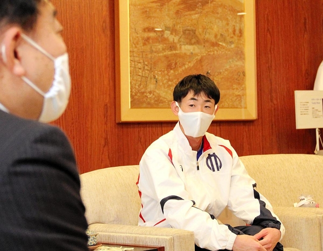 元日の競歩大会で優勝し、姫路市役所を表敬訪問した住所大翔さん＝姫路市安田４