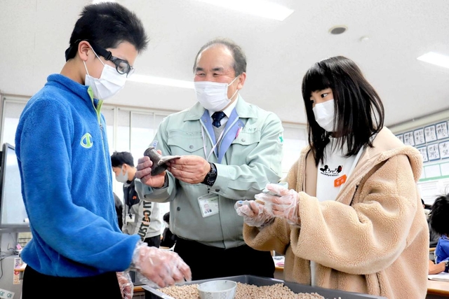 神戸新聞next 姫路 本物の出土品使って発掘体験 姫路の小学校で出前授業