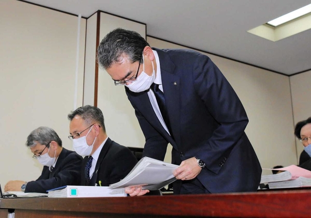 退任を表明した市会常任委員会を終え、一礼する高馬豊勝副市長＝姫路市安田４（撮影・大山伸一郎）