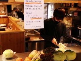 緊急事態宣言の解除を受け、営業時間変更のお知らせが掲示された飲食店＝姫路市駅前町