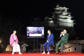 姫路城の大天守をバックにネタ作り旅行の思い出を語るお笑いコンビのミルクボーイ（右）と、「天津」の木村卓寛さん＝姫路市本町、姫路城