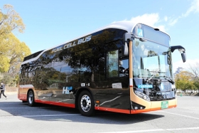 黒い車体が特徴的な燃料電池バス「ＳＯＲＡ」＝姫路市本町（撮影・大山伸一郎）