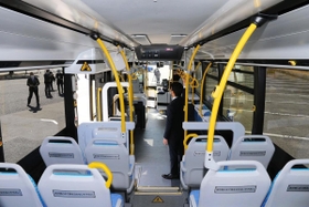 燃料電池バスの車内。通常のバスよりは窓ガラスが少ない＝姫路市本町（撮影・大山伸一郎）