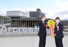 アクリエひめじの前で竣工を喜ぶ清元秀泰姫路市長（右）＝姫路市神屋町