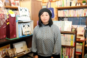 １０周年を迎えた「おひさまゆうびん舎」の店主窪田泰子さん＝姫路市本町