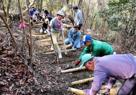 朽ちた階段を修復する住民ら＝姫路市夢前町宮置