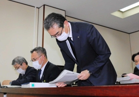退任を表明した市会常任委員会を終え、一礼する高馬豊勝副市長＝姫路市安田４（撮影・大山伸一郎）