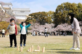 三の丸広場の芝生で遊ぶ子どもたち＝姫路市本町