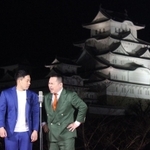 姫路城の大天守をバックに漫才を披露するお笑いコンビのミルクボーイ＝姫路市本町、姫路城