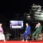 姫路城の大天守をバックにネタ作り旅行の思い出を語るお笑いコンビのミルクボーイ（右）と、「天津」の木村卓寛さん＝姫路市本町、姫路城