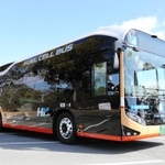 黒い車体が特徴的な燃料電池バス「ＳＯＲＡ」＝姫路市本町（撮影・大山伸一郎）