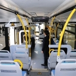 燃料電池バスの車内。通常のバスよりは窓ガラスが少ない＝姫路市本町（撮影・大山伸一郎）