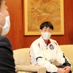 元日の競歩大会で優勝し、姫路市役所を表敬訪問した住所大翔さん＝姫路市安田４