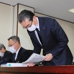 退任を表明した市会常任委員会を終え、一礼する高馬豊勝副市長＝姫路市安田４（撮影・大山伸一郎）
