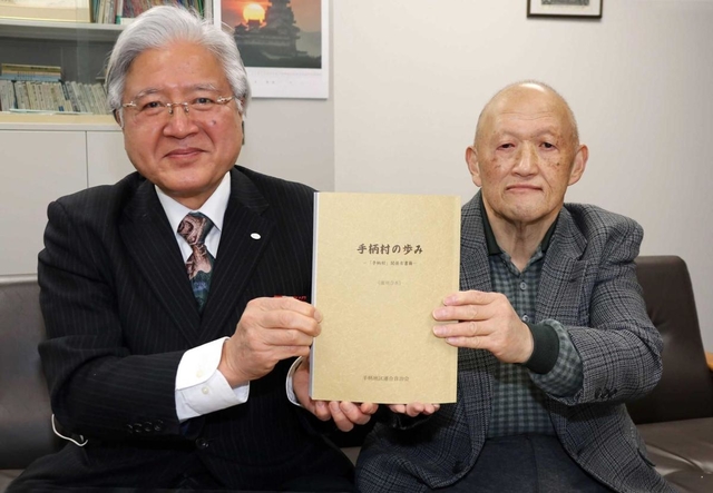 「手柄村の歩み」を編集した前手柄地区連合自治会長の浪花孝治さん（右）と、現会長の高澤龍一さん＝神戸新聞社姫路本社