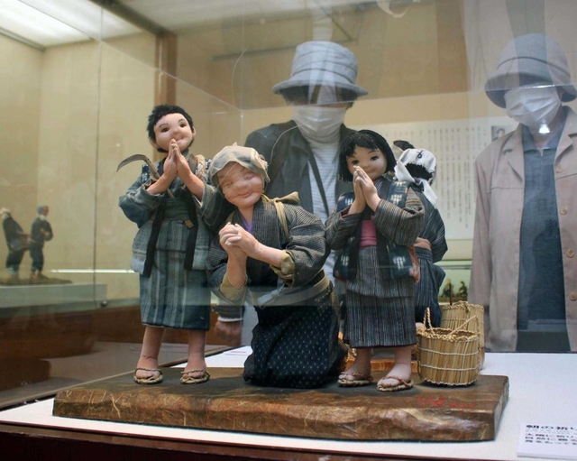 渡辺うめさんが手掛けた温かみのある人形が並ぶ＝姫路市書写