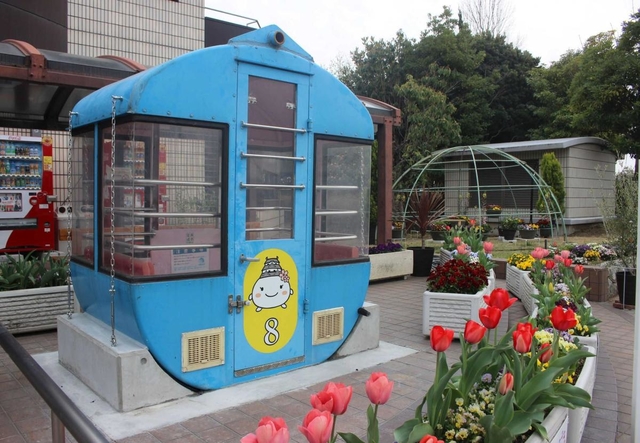 緑の相談所前に移設された観覧車のゴンドラ＝姫路市西延末