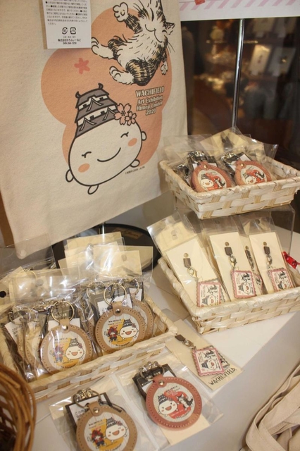 ダヤンと姫路市のキャラクター・しろまるひめをあしらった特別展限定グッズ＝姫路文学館