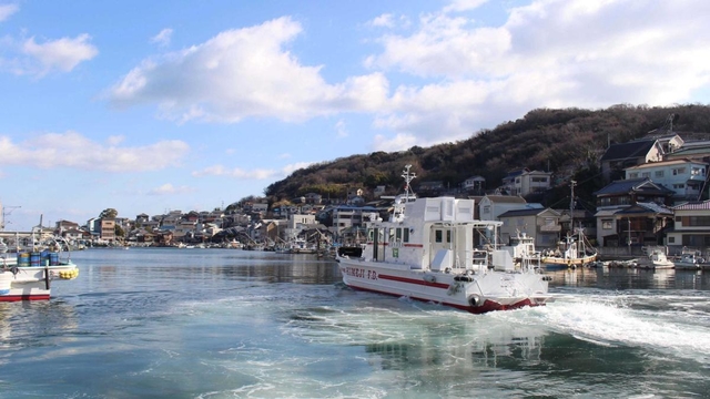 家島の湾内を出る救急艇「いえしま」。姫路港へ向けて急病人を運んだ＝姫路市家島町
