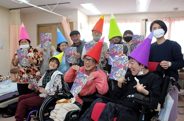 障害者差別解消法の啓発イベントを開くメンバーら＝姫路市飾東町庄