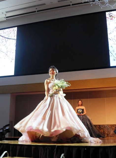 華やかなドレス姿でランウエーを歩くモデルを撮影し、ライブ配信した＝ホテルモントレ姫路