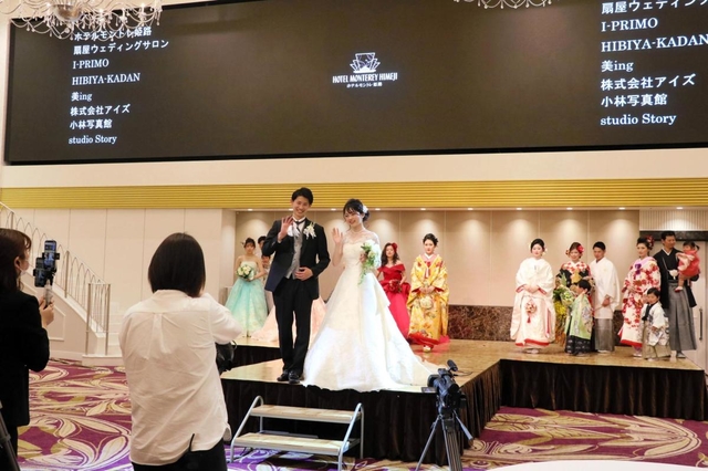 華やかなドレス姿でランウエーを歩くモデルを撮影し、ライブ配信した＝ホテルモントレ姫路