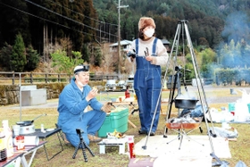 キャンプ風景を撮影する木村卓寛さん（左）とグッピーこずえさん＝姫路市安富町関
