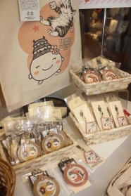 ダヤンと姫路市のキャラクター・しろまるひめをあしらった特別展限定グッズ＝姫路文学館