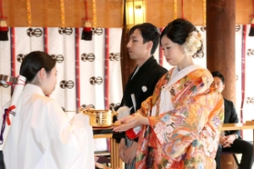 播磨国総社で神前式を挙げる伊原良介さんと葵さん＝姫路市総社本町