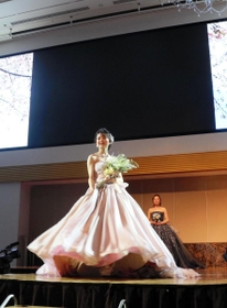 華やかなドレス姿でランウエーを歩くモデルを撮影し、ライブ配信した＝ホテルモントレ姫路