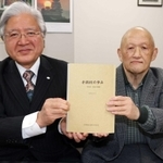 「手柄村の歩み」を編集した前手柄地区連合自治会長の浪花孝治さん（右）と、現会長の高澤龍一さん＝神戸新聞社姫路本社