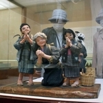 渡辺うめさんが手掛けた温かみのある人形が並ぶ＝姫路市書写