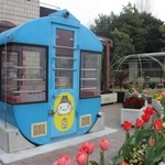 緑の相談所前に移設された観覧車のゴンドラ＝姫路市西延末