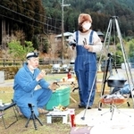キャンプ風景を撮影する木村卓寛さん（左）とグッピーこずえさん＝姫路市安富町関