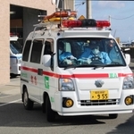 搬送要請を受け、出動する軽救急車＝姫路市家島町真浦
