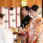 播磨国総社で神前式を挙げる伊原良介さんと葵さん＝姫路市総社本町