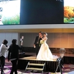 華やかなドレス姿でランウエーを歩くモデルを撮影し、ライブ配信した＝ホテルモントレ姫路