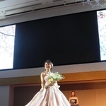 華やかなドレス姿でランウエーを歩くモデルを撮影し、ライブ配信した＝ホテルモントレ姫路