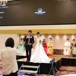 華やかなドレス姿でランウエーを歩くモデルを撮影し、ライブ配信した＝ホテルモントレ姫路