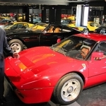 展示の目玉になるフェラーリの「２８８ＧＴＯ」について説明する中村俊根社長＝姫路市福中町