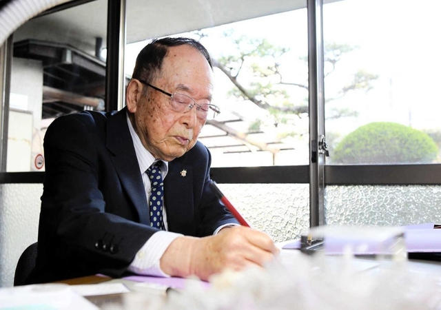 自宅書斎で、自身の空襲体験についてまとめた記録に目を通す黒田権大さん＝姫路市（撮影・大山伸一郎）