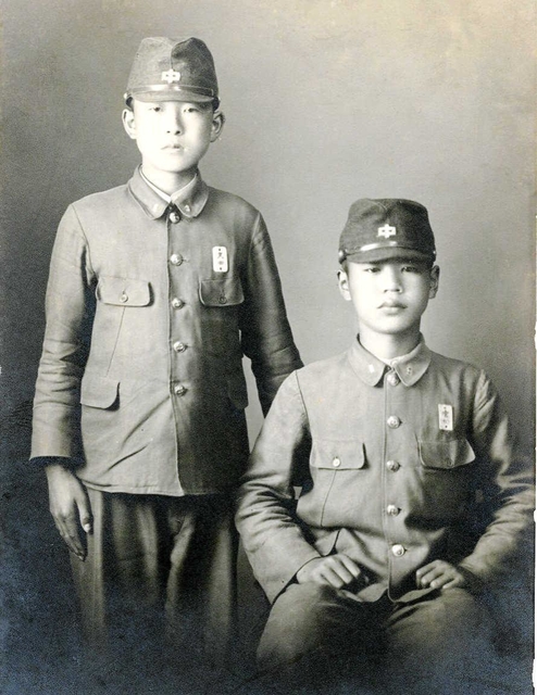 １９４３年、鷺城中学の同級生と写真に納まる黒田権大さん（左、本人提供）
